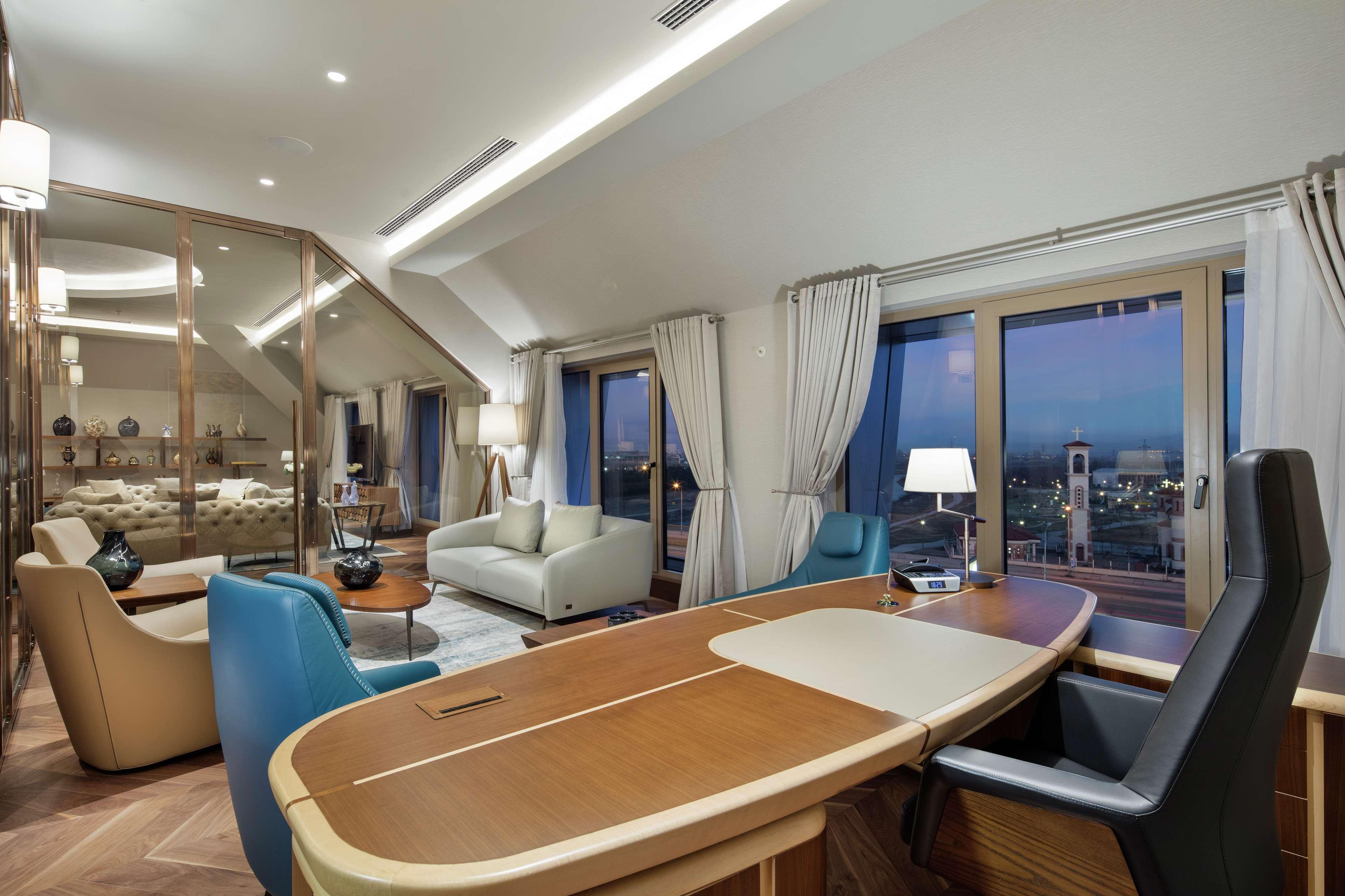 Hotel Doubletree By Hilton Skopje Exteriér fotografie The interior of the presidential suite