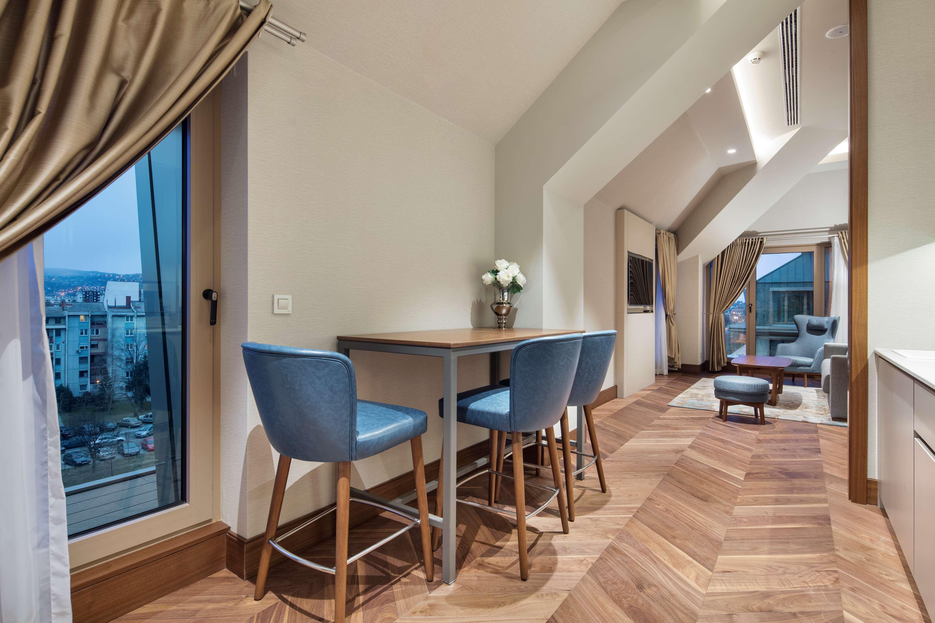 Hotel Doubletree By Hilton Skopje Exteriér fotografie A suite at the hotel
