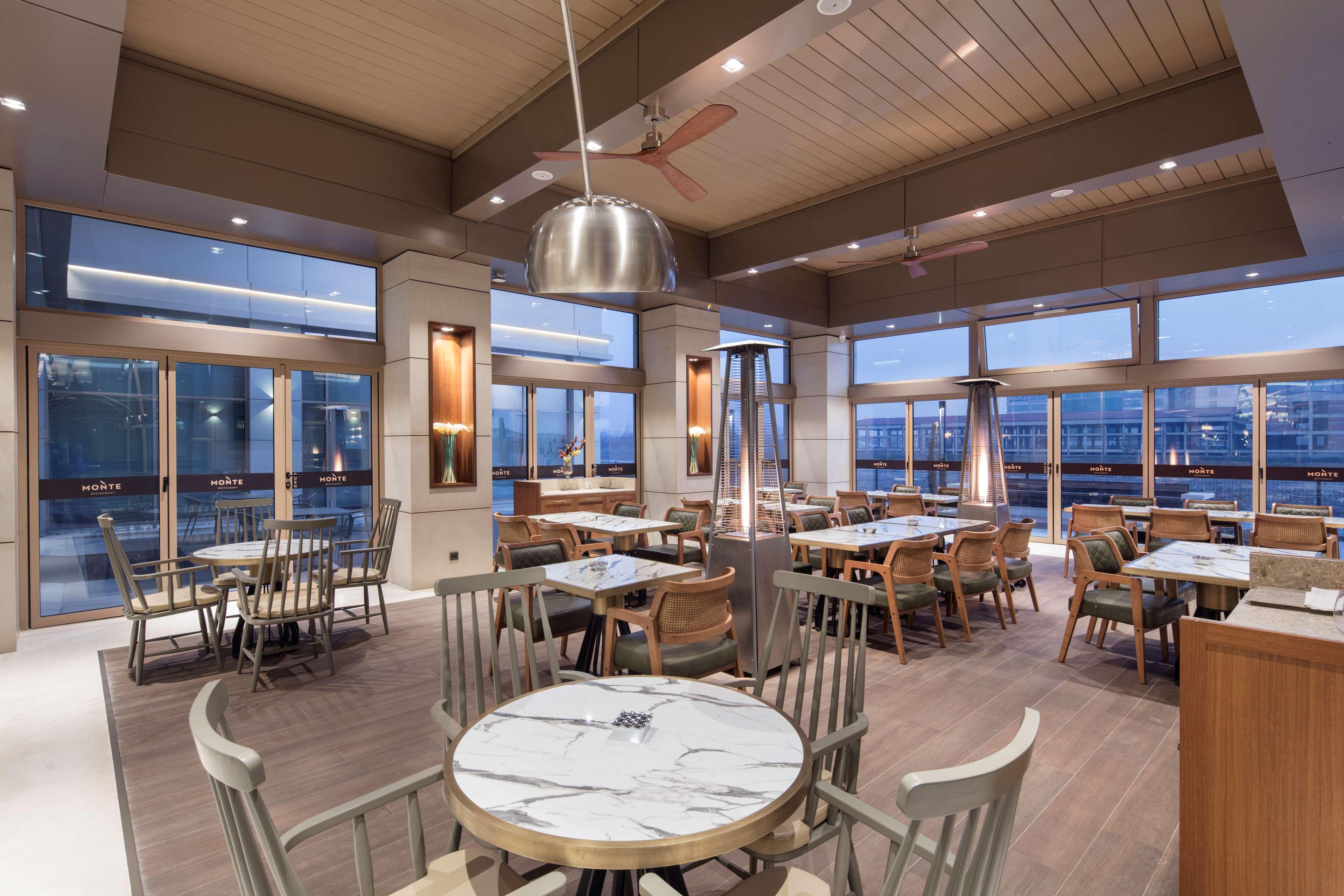 Hotel Doubletree By Hilton Skopje Exteriér fotografie The restaurant