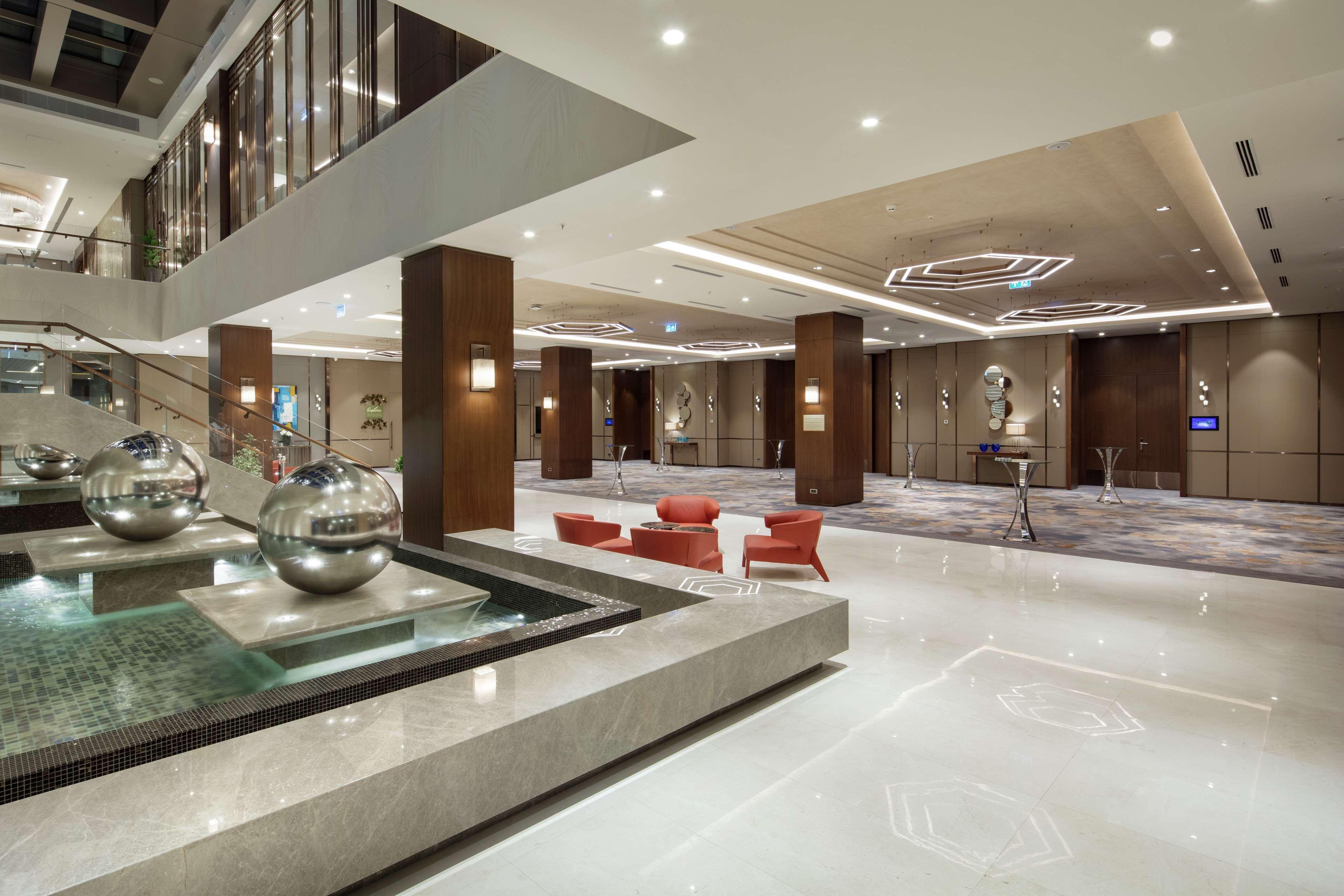 Hotel Doubletree By Hilton Skopje Exteriér fotografie The lobby of the hotel