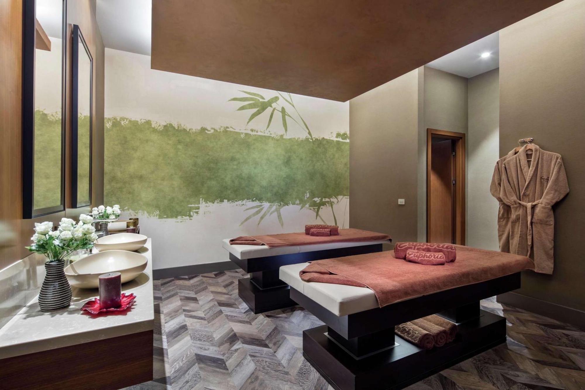 Hotel Doubletree By Hilton Skopje Exteriér fotografie Spa at the hotel